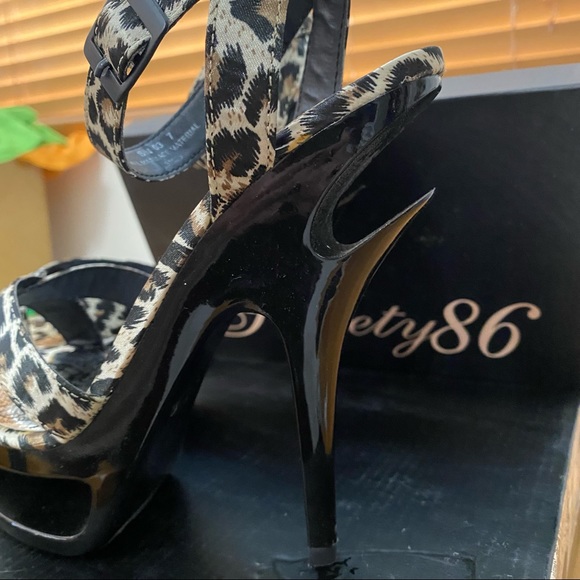 New in box black Animal Print size 7 high heels - Picture 7 of 9